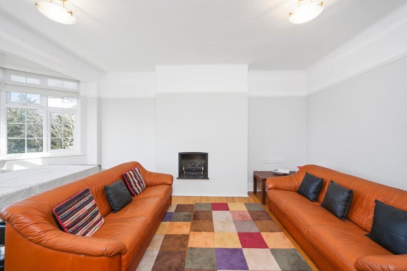 Flat The Downs in Greater London
