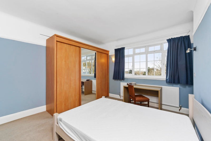 Flat The Downs in Greater London