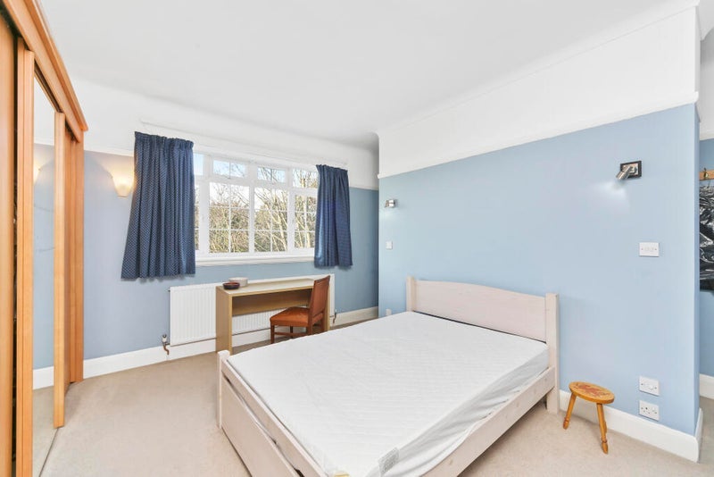 Flat The Downs in Greater London
