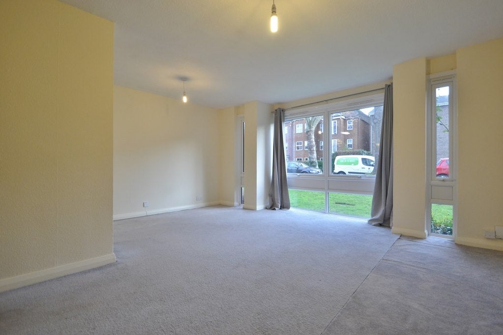 Flat Lovelace Gardens in Greater London
