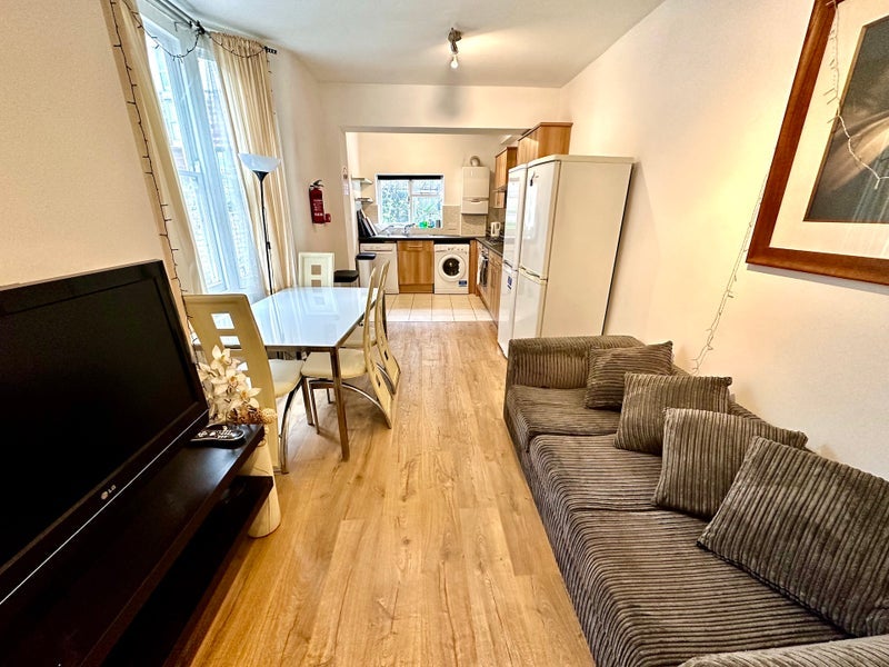 Room Mellish Street in Greater London