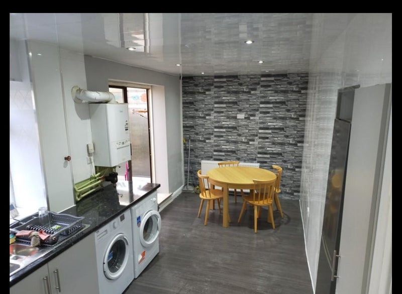Room Asket Drive in Leeds