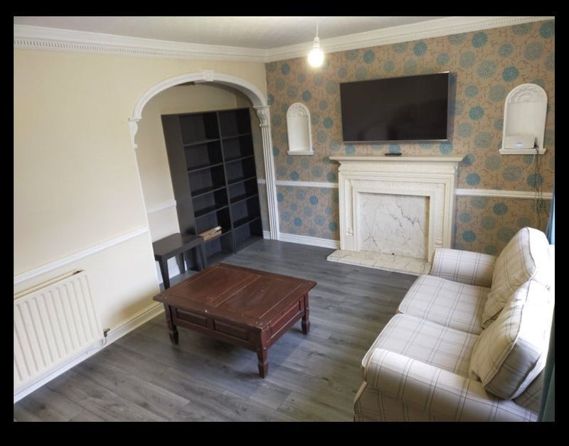 Room Asket Drive in Leeds