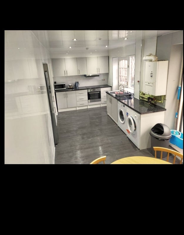 Room Asket Drive in Leeds