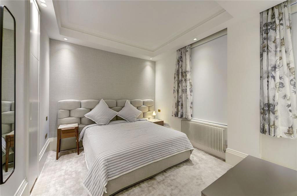 Flat Wilton Crescent in City of Westminster