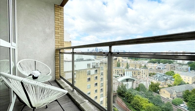 Flat Westferry Circus in Greater London