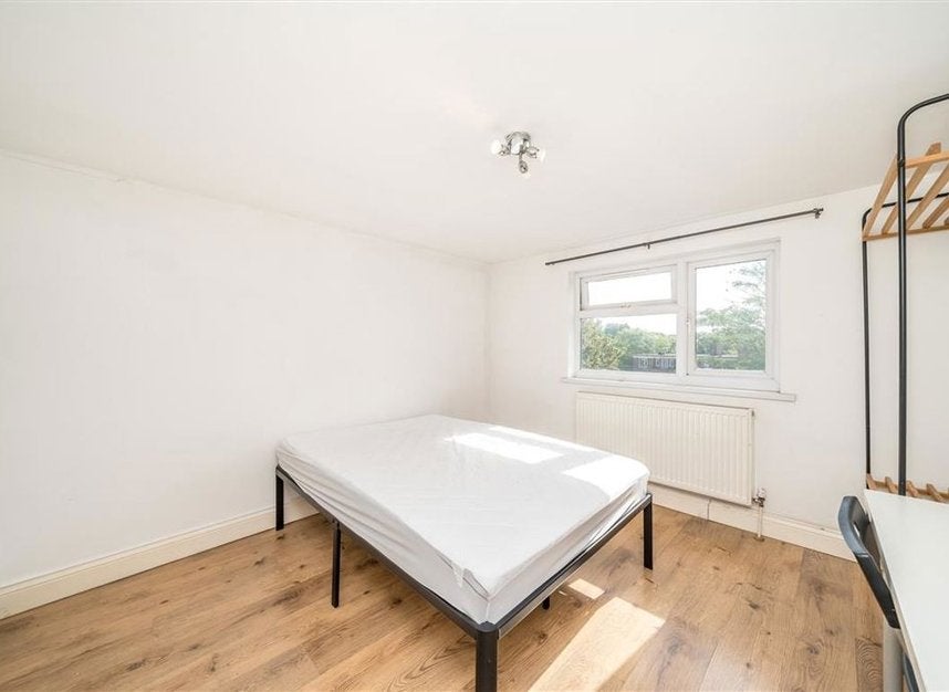 Flat Shardeloes Road in Greater London