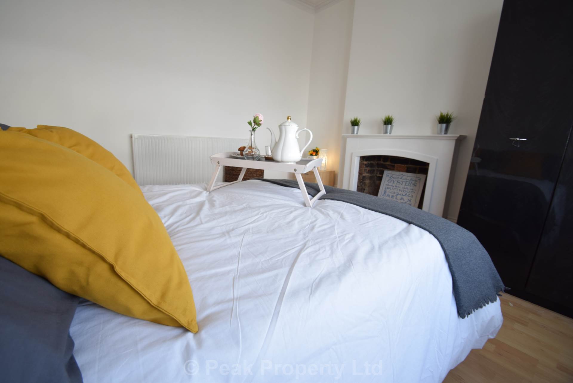 Room Hillcrest Road in Southend-on-Sea