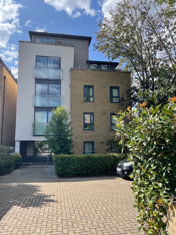 Flat Kings Avenue in Greater London