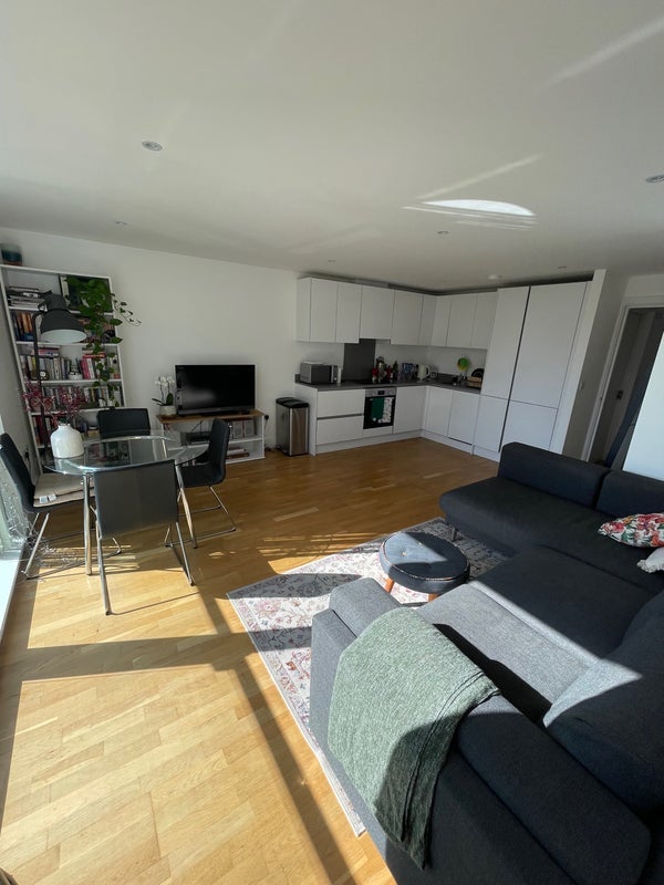Flat Kings Avenue in Greater London