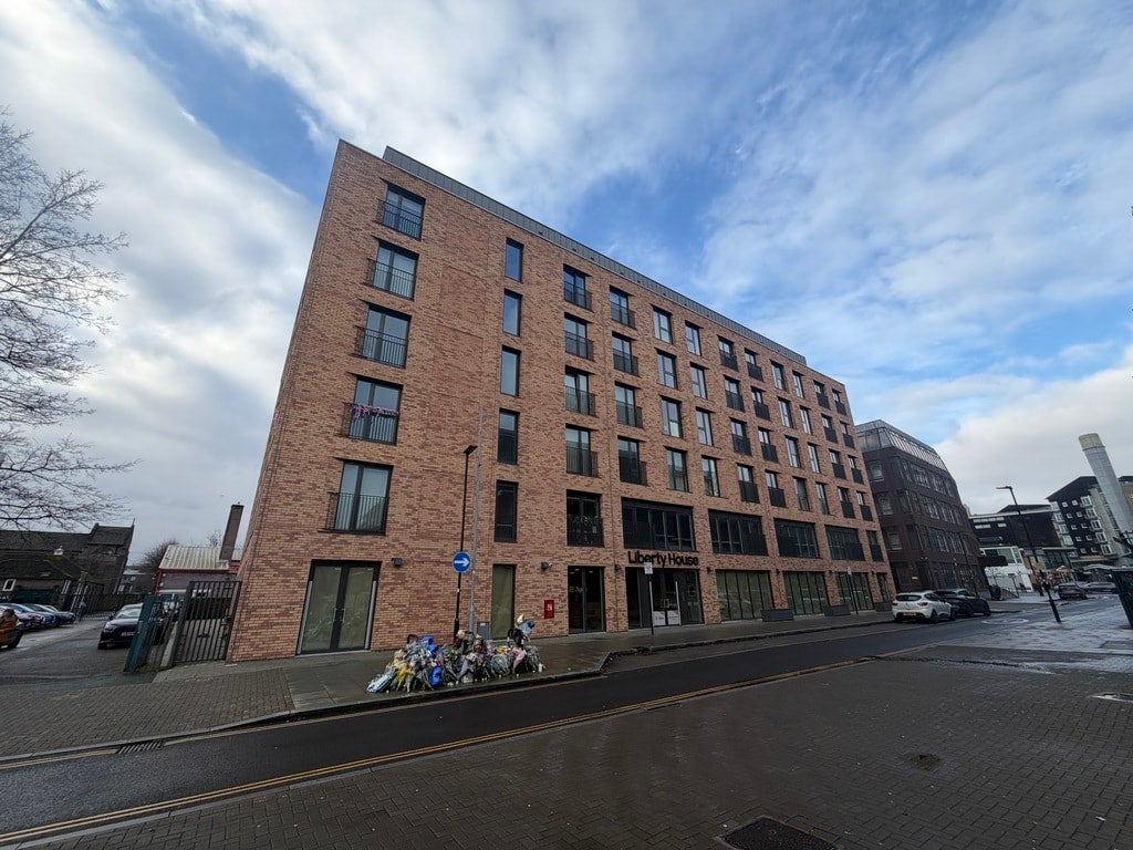 Flat Victoria Road in Greater London