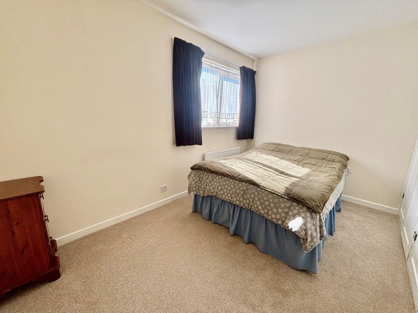 Flat Linton Road in St Leonards