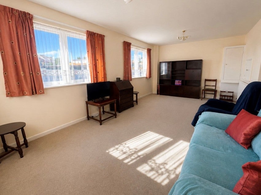 Flat Linton Road in St Leonards