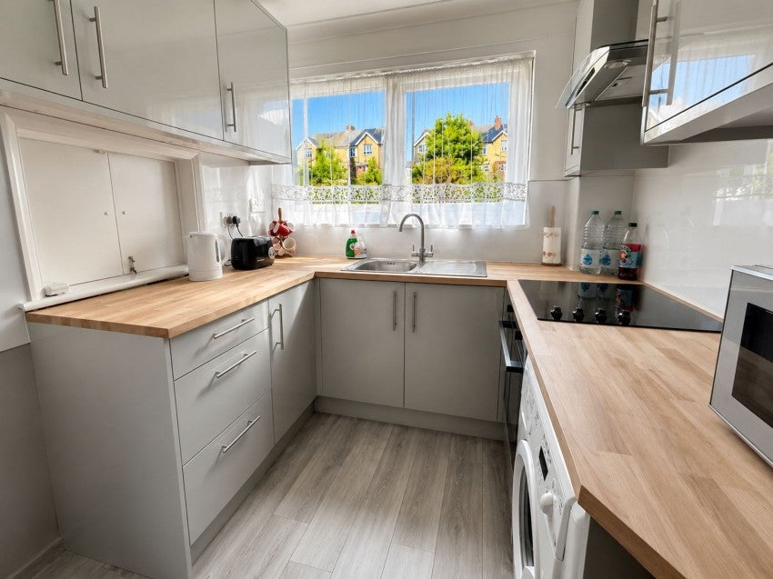 Flat Linton Road in St Leonards