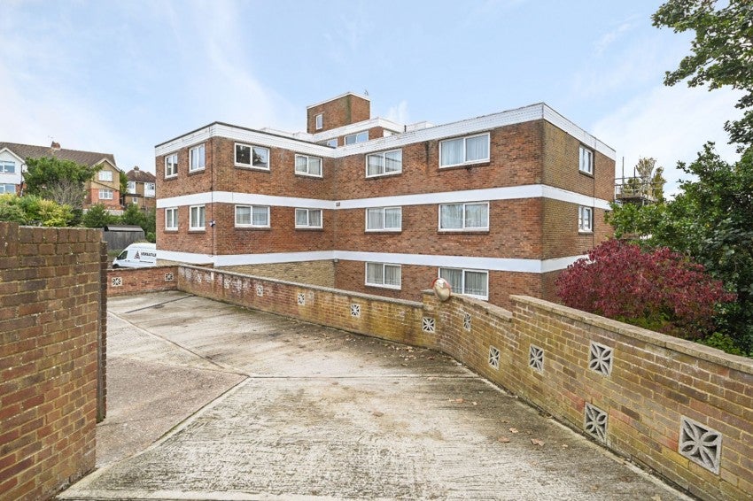 Flat Linton Road in St Leonards