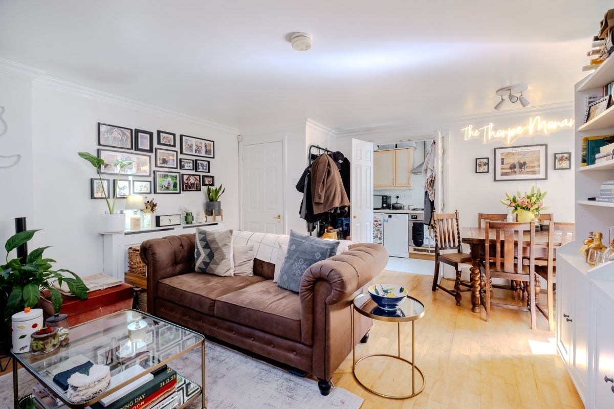 Flat Redwood Mews in Greater London