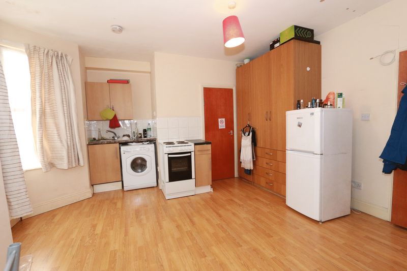 Flat Cranbrook Park in Greater London