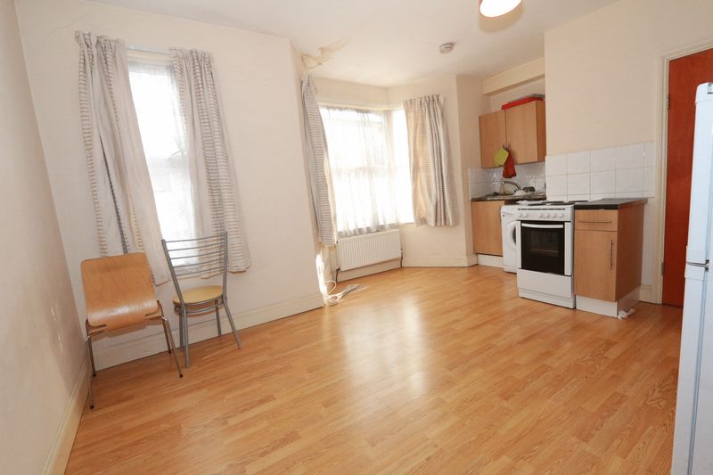 Flat Cranbrook Park in Greater London