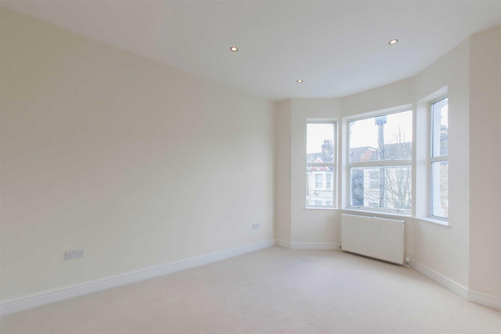 Flat Wells House Road in Greater London