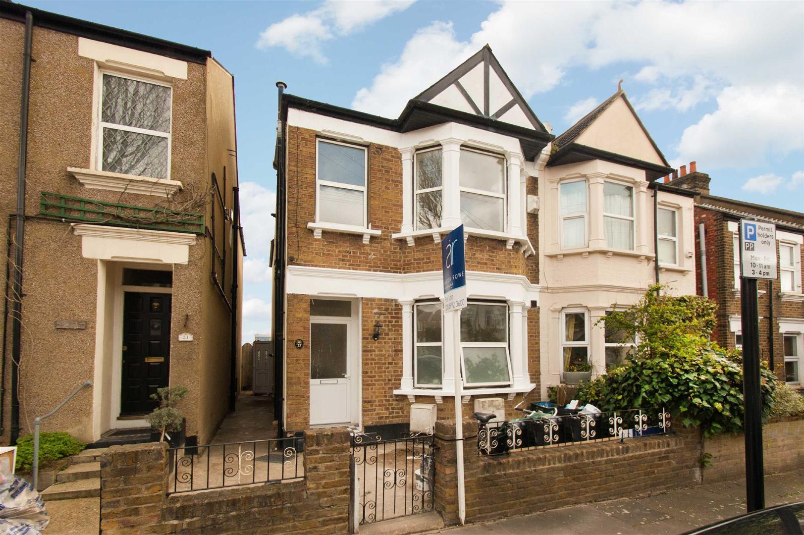 Flat Wells House Road in Greater London