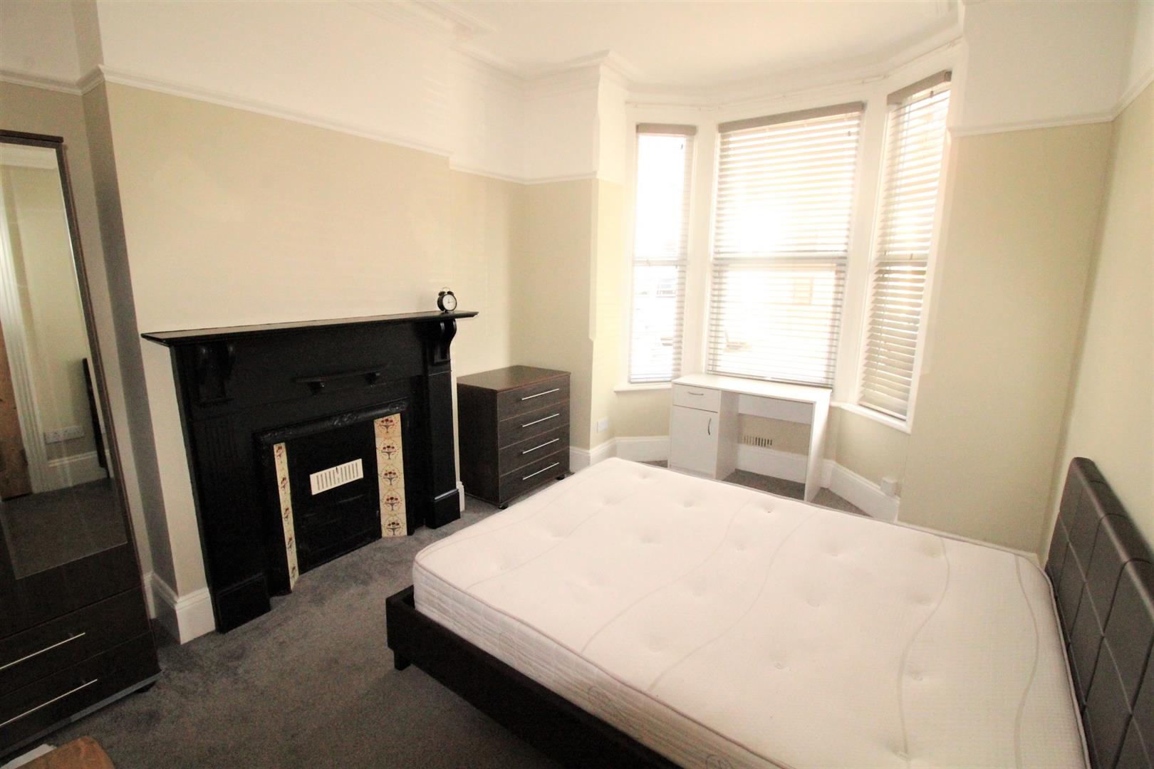 Room Percy Road in Portsmouth
