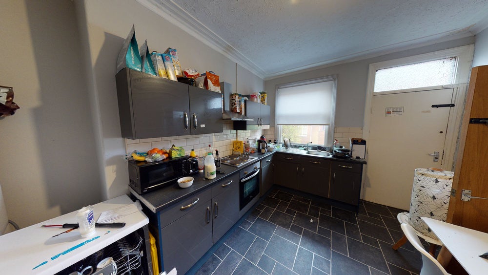 Flat Headingley Avenue in Leeds