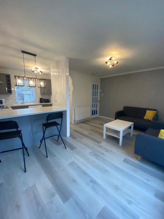 Flat Hillcoat Place in City of Edinburgh