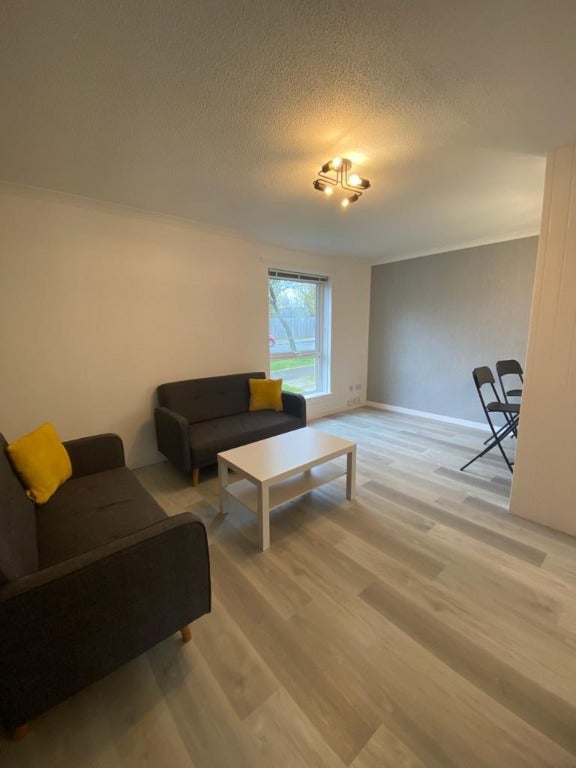 Flat Hillcoat Place in City of Edinburgh
