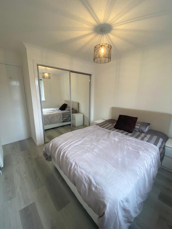 Flat Hillcoat Place in City of Edinburgh