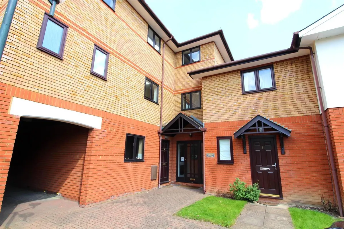 Flat Ludlow Road in Maidenhead