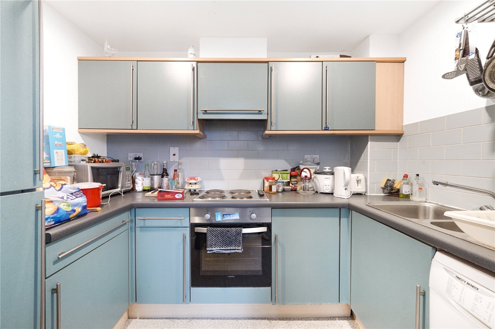 Flat Manor Gardens in Greater London