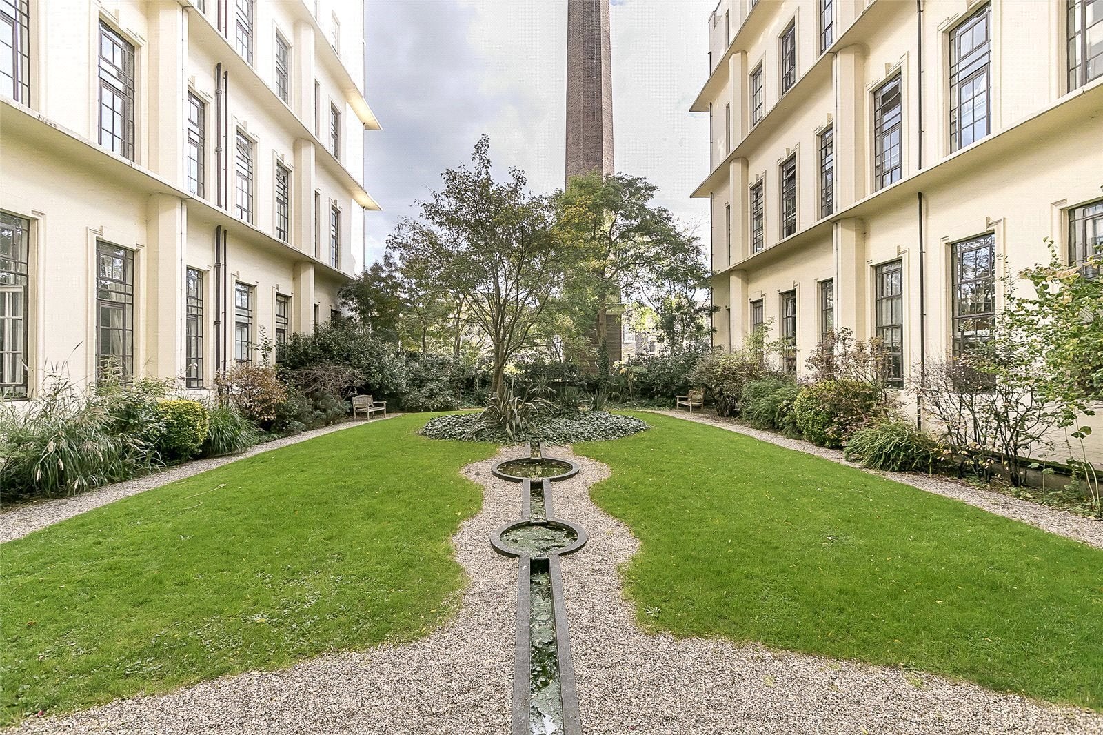 Flat Manor Gardens in Greater London