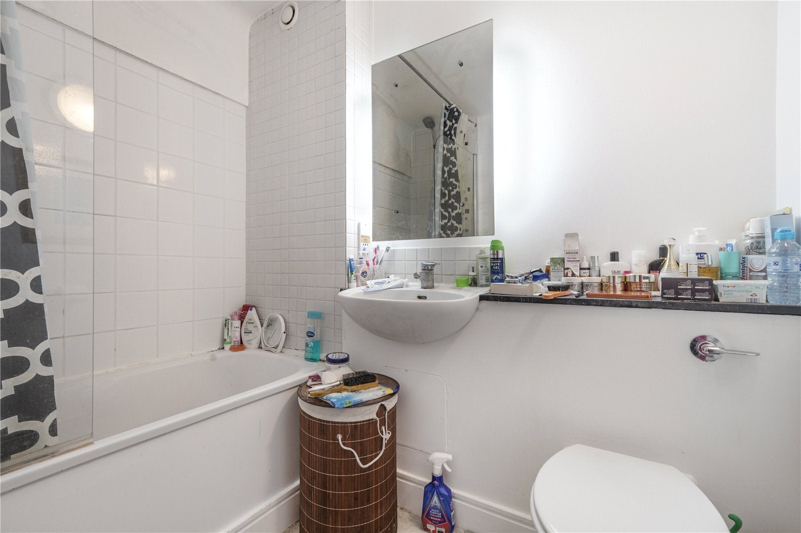 Flat Manor Gardens in Greater London