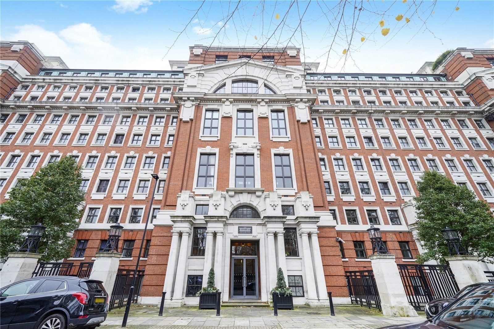 Flat Manor Gardens in Greater London