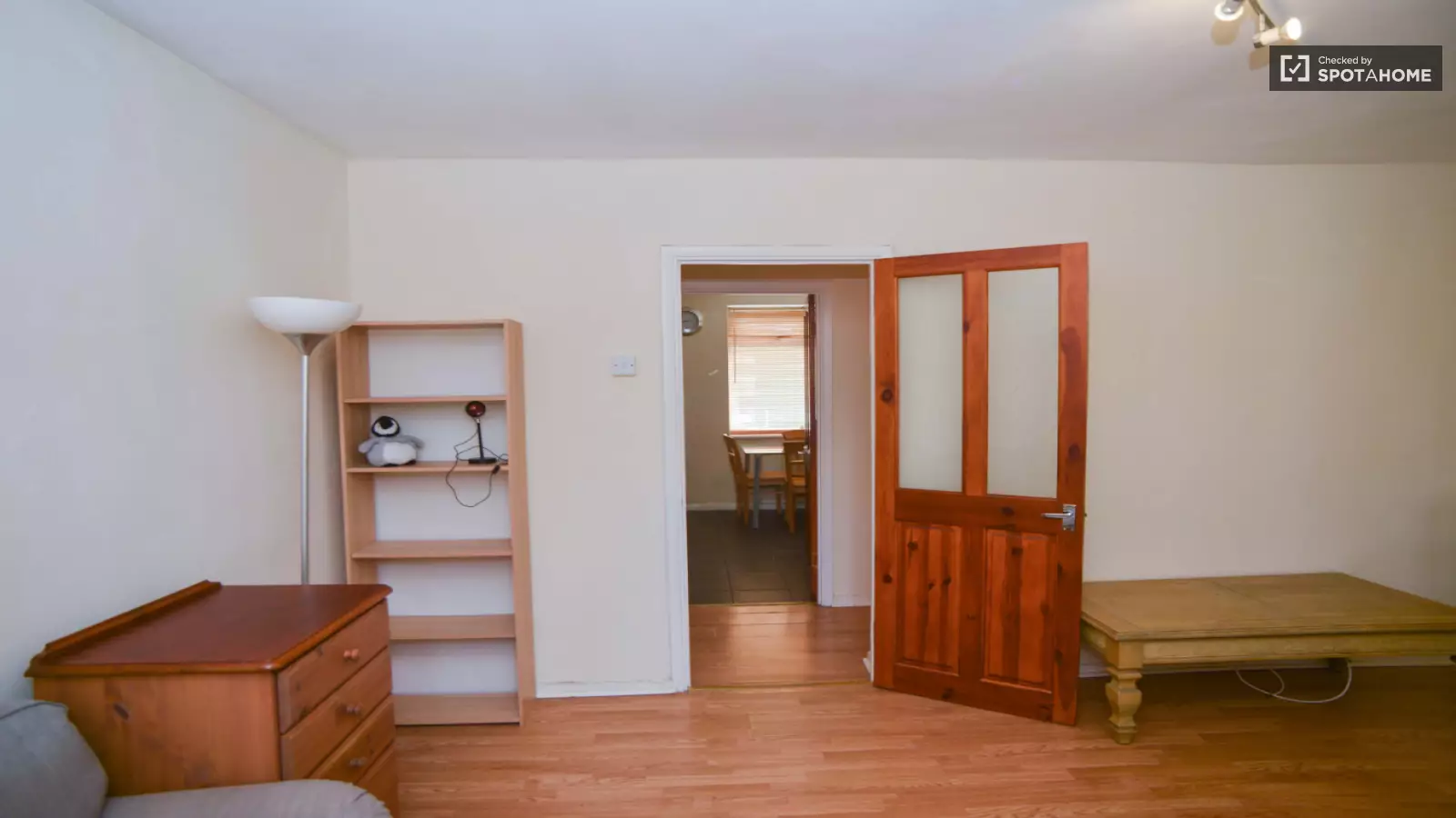 Flat Clapham Road in Greater London