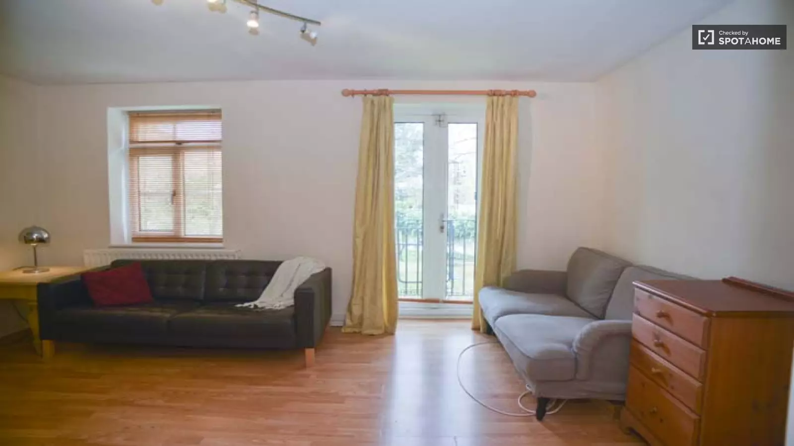 Flat Clapham Road in Greater London