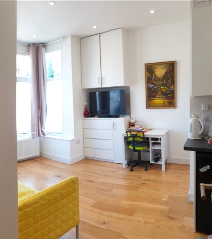 Room Ramsden Road in Greater London