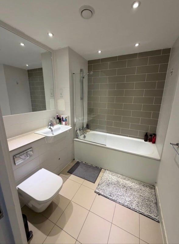 Room Hay Currie Street in Greater London