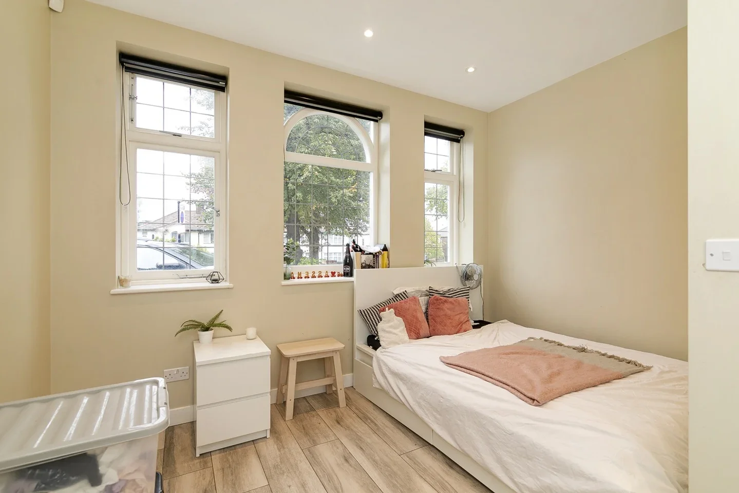 Room Twyford Abbey Road in Greater London
