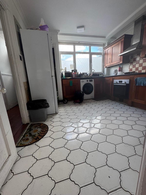Room Manchester Road in Greater London