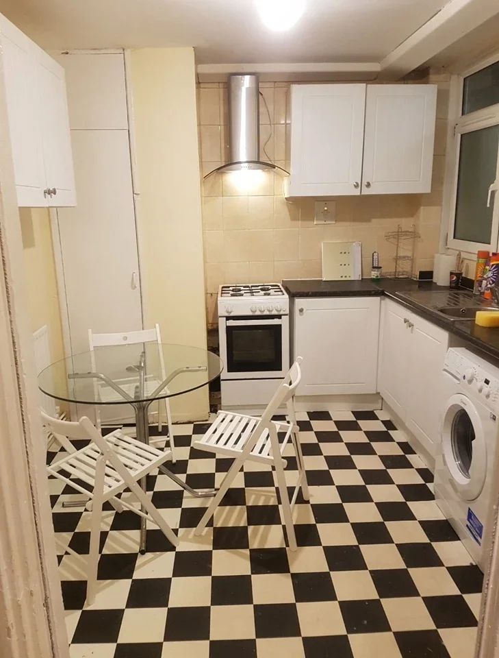 Room Manchester Road in Greater London
