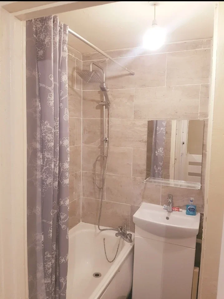 Room Manchester Road in Greater London