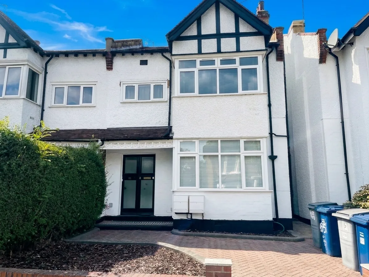 Flat Sunny Gardens Road in Greater London