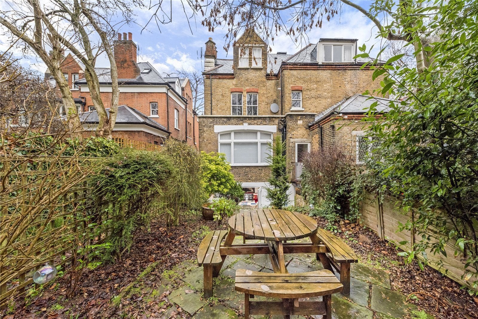 Flat Dalmeny Avenue in Greater London