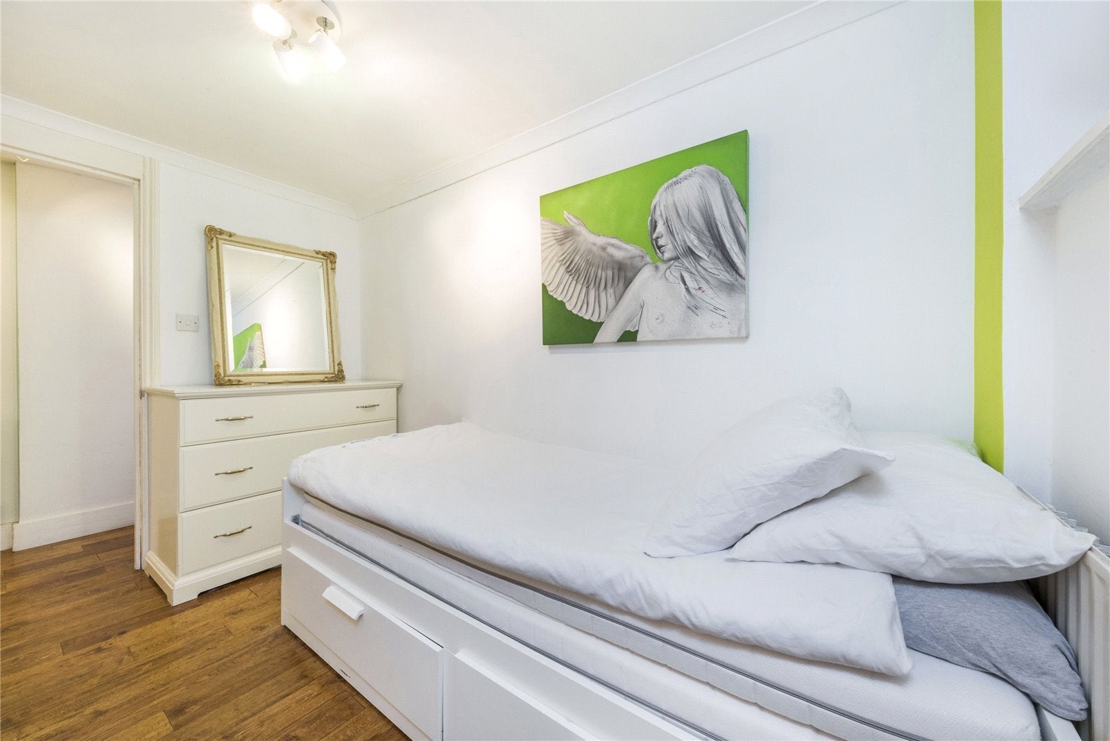 Flat Dalmeny Avenue in Greater London