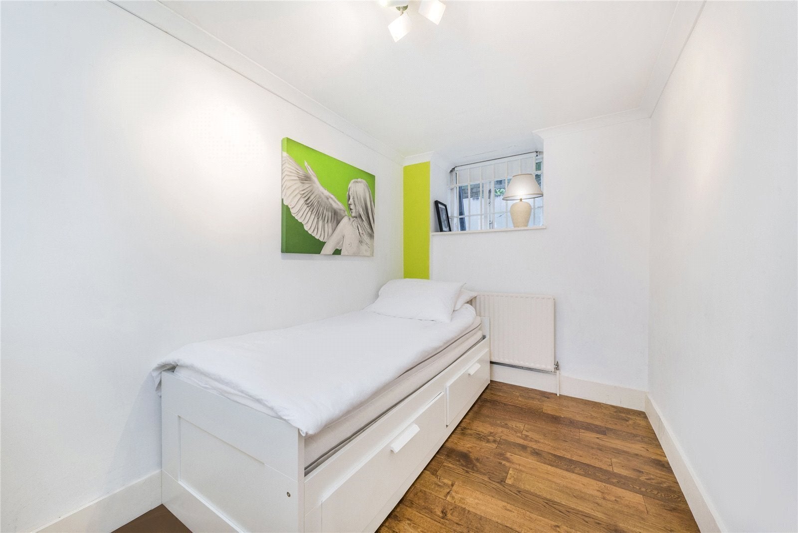 Flat Dalmeny Avenue in Greater London