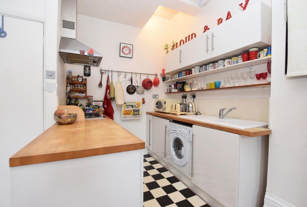 Flat Maude Road in Greater London