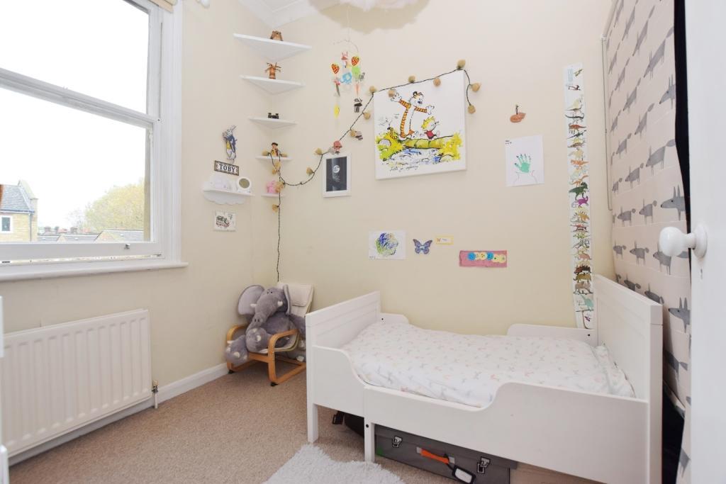 Flat Maude Road in Greater London