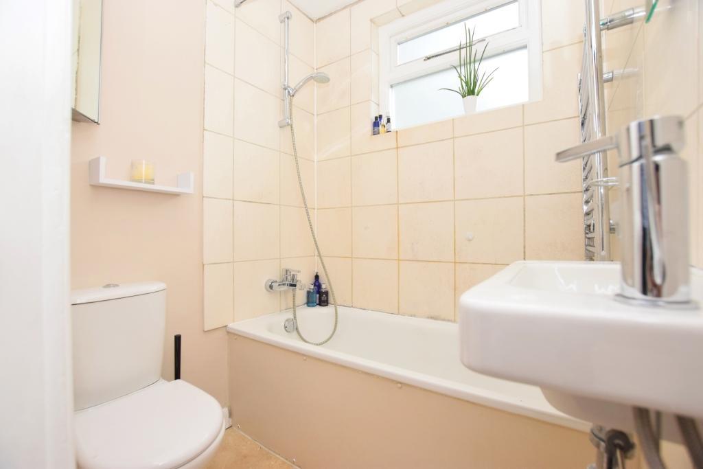 Flat Maude Road in Greater London