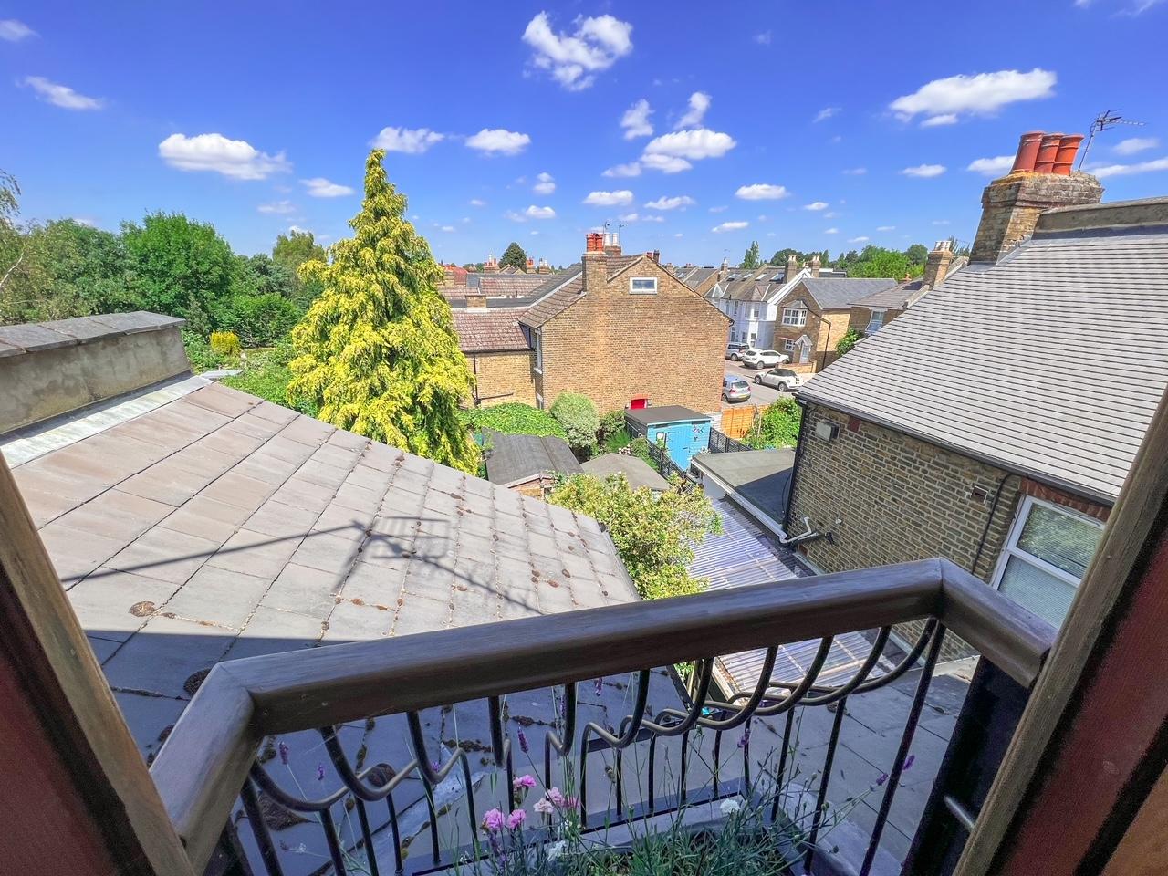 Flat Hurst Road in Elmbridge